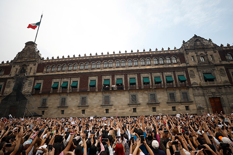 BTS prende fuego desde el Zócalo