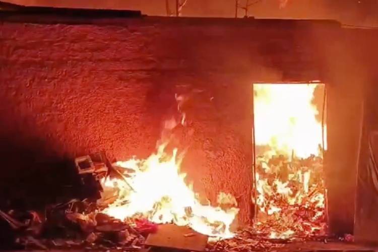 Queman casa donde habían encontrado un cuerpo