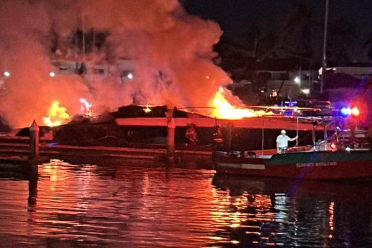 Se incendia embarcación en Marina Vallarta