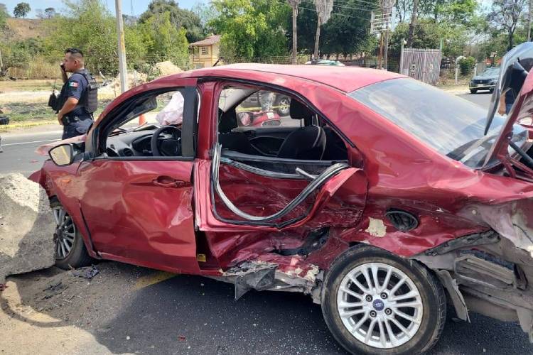 Mueren dos personas, entre ellas una mujer embarazada, tras fuerte choque