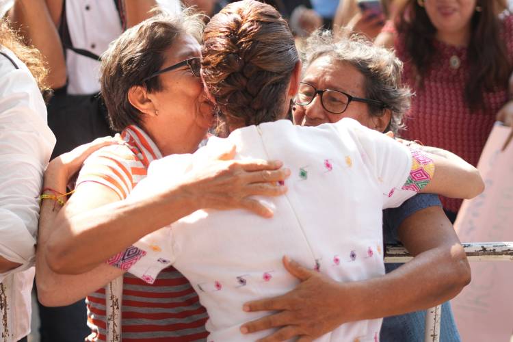 Sheinbaum felicita a las madres mexicanas y pide reconocer su trabajo de cuidados