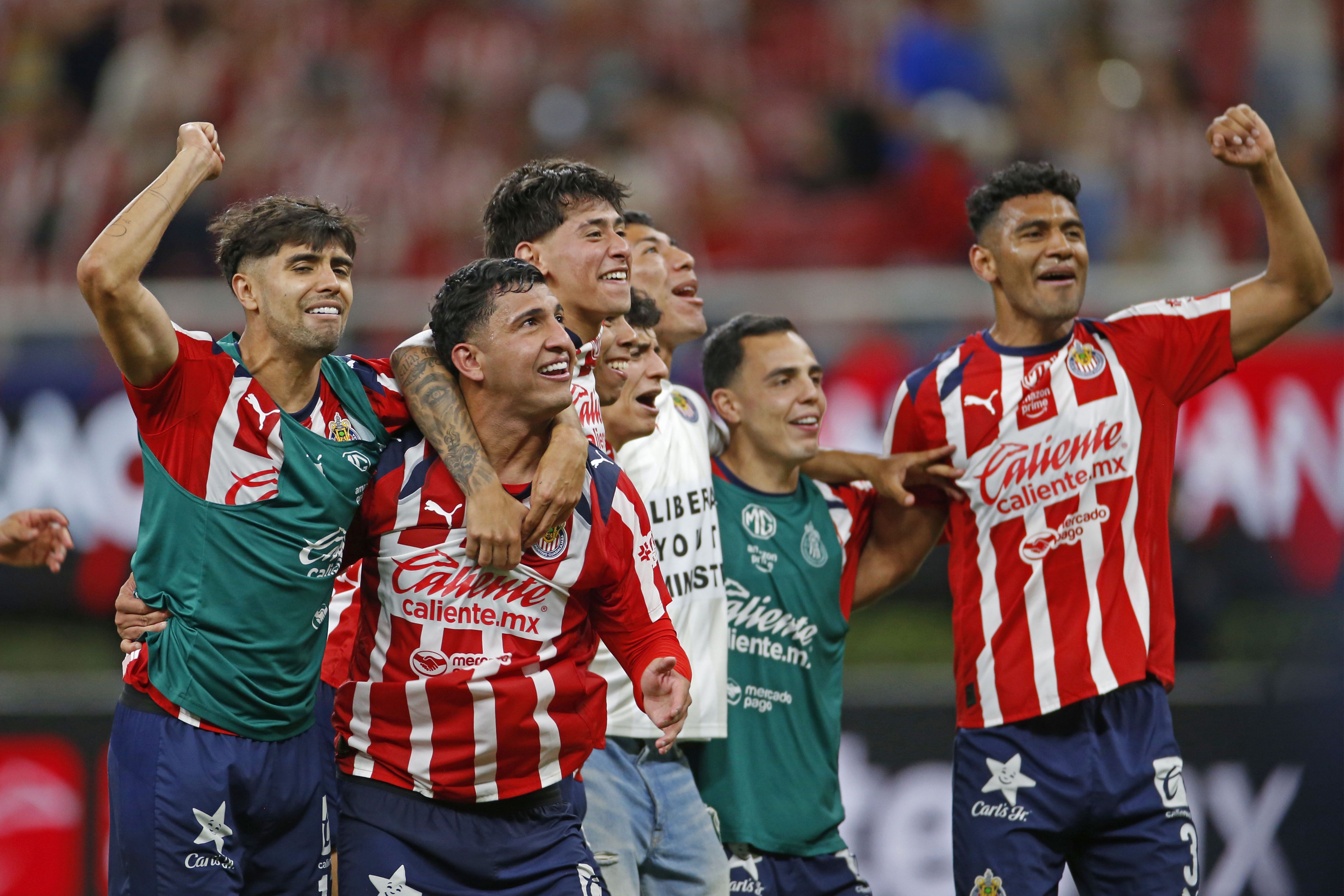 Chivas remonta a Tigres y llega a semifinales