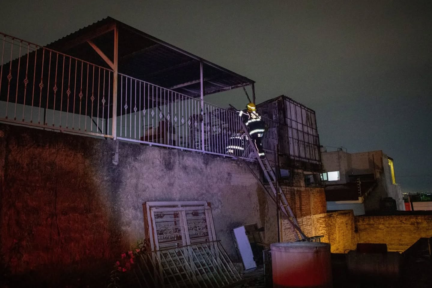 Rescatan a tres perros de incendio en vivienda