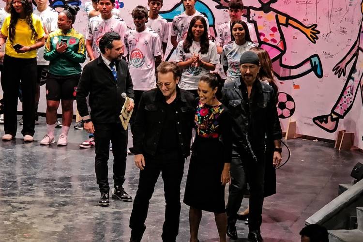 Bono llama “My president” a Sheinbaum durante encuentro de U2 en CDMX