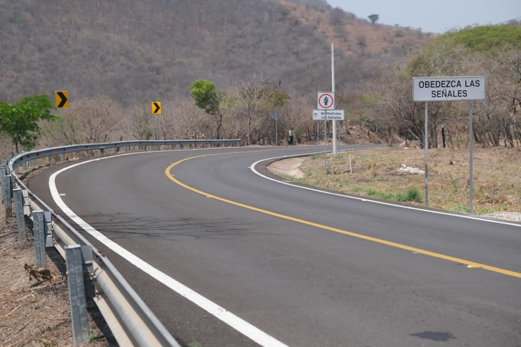 Entregan renovación de carreteras en Ejutla
