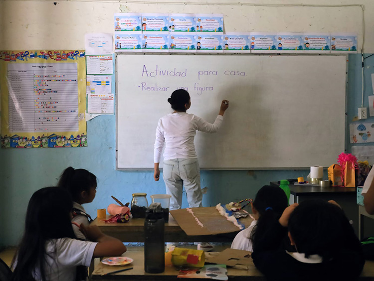 Afecta a docentes desgaste, falta de apoyo, sobrecarga… 
