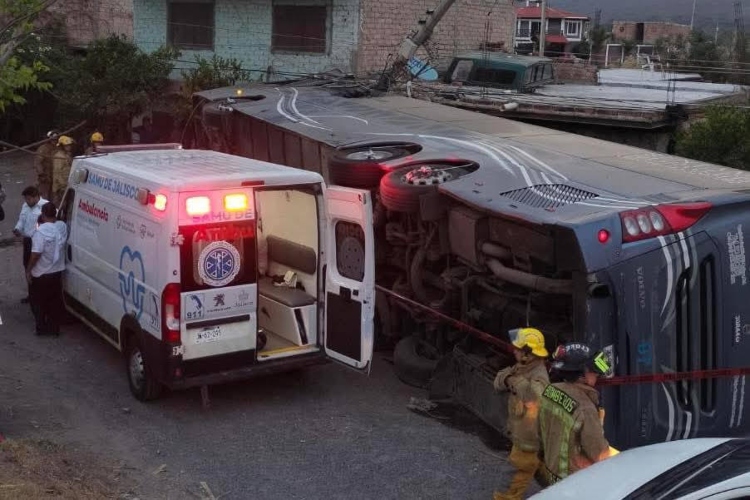 Volcadura de camión deja 43 lesionados en Villa Corona