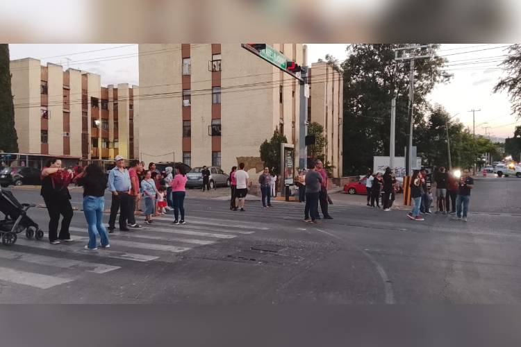 Vecinos de Miravalle protestan para exigir agua limpia al Siapa