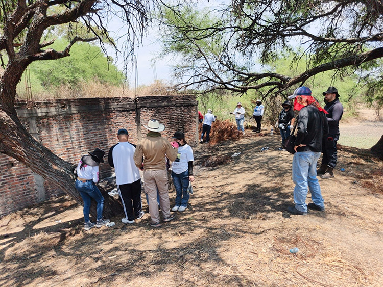 Hallan crematorio y fosas clandestinas en Lagos 