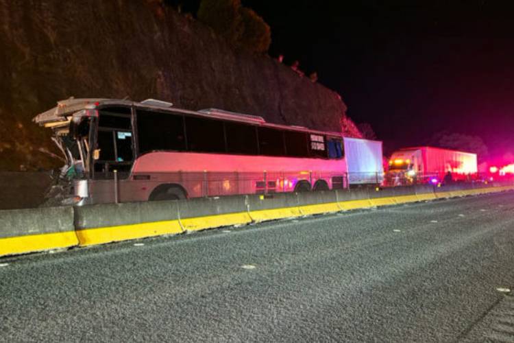 Accidente en la autopista deja al menos dos muertos y 60 lesionados