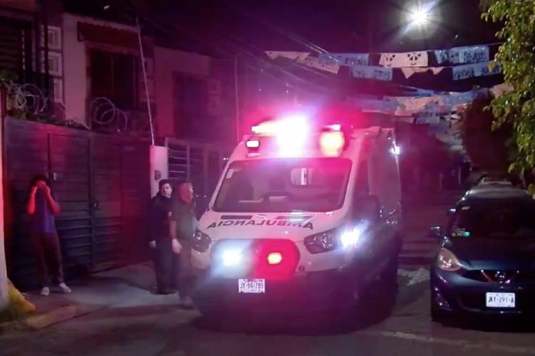 Mujer muere en incendio, su hijo lesionado