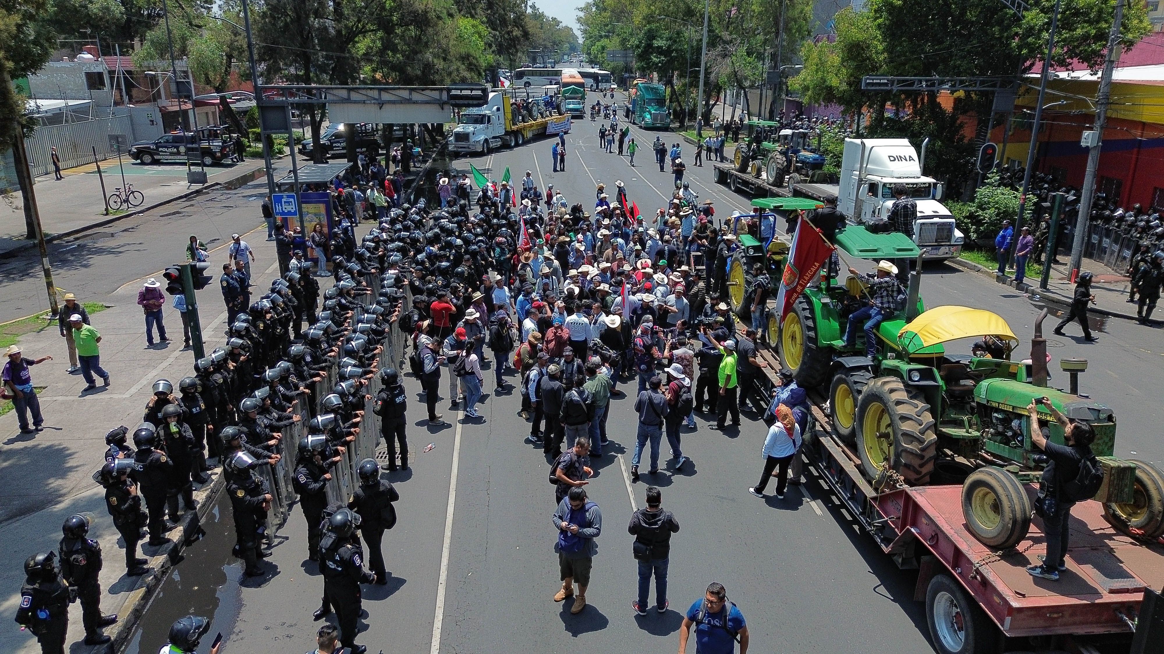 Transportistas denuncian bloqueo policial en CDMX