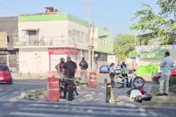 Mujer motociclista muere al derrapar