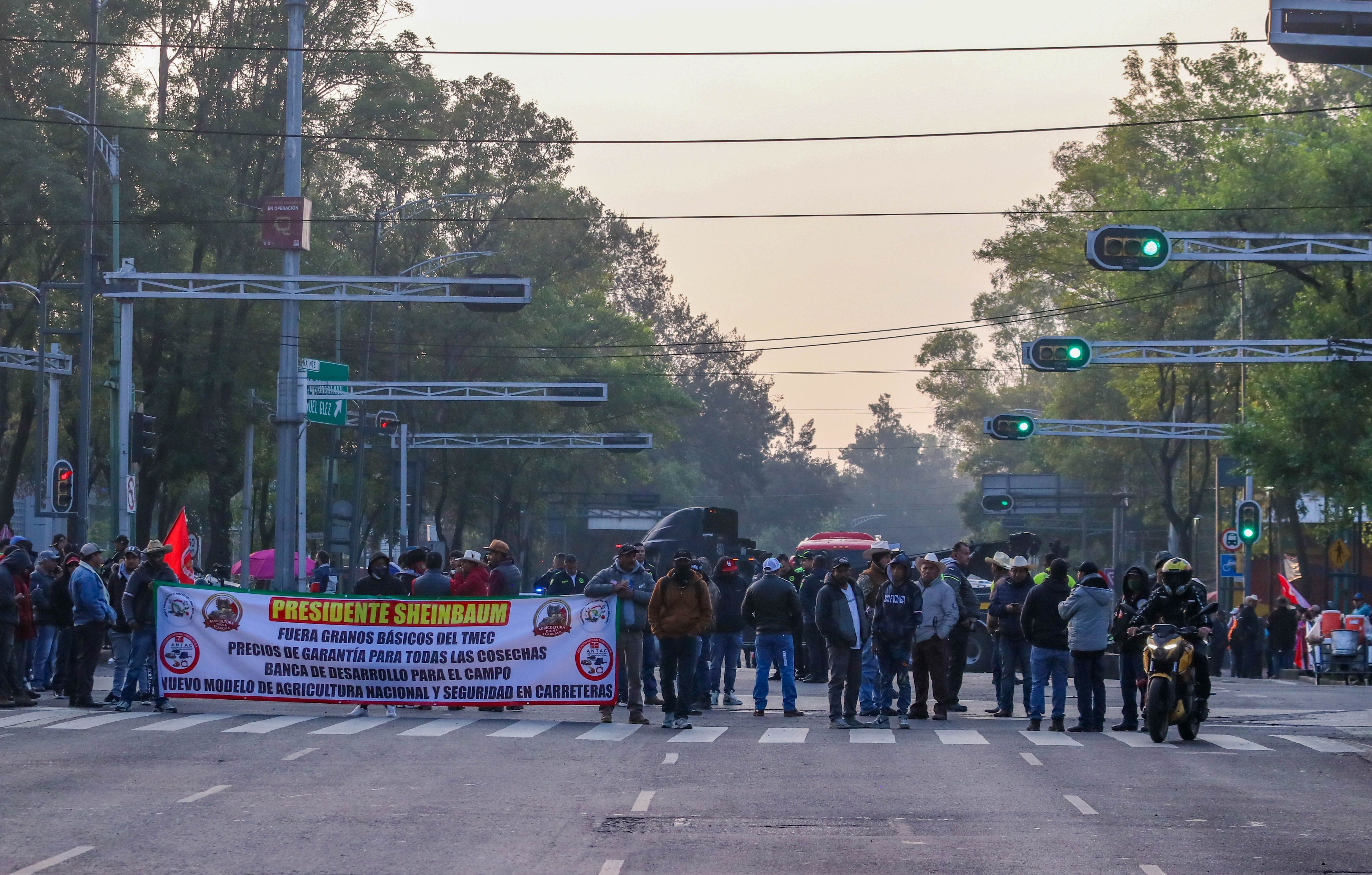 Transportistas amenazan con bloqueos carreteros en junio