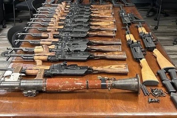 Detienen a mujer con arsenal en la frontera México-EU