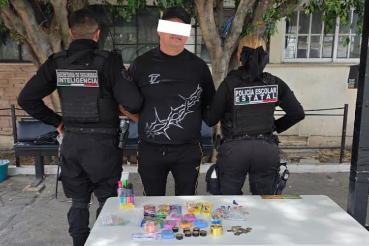 Aseguran 'narcotiendita móvil' cerca de Prepa 12