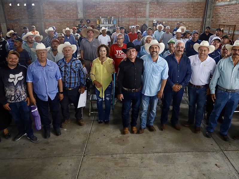 Entregan apoyos a productores maiceros de12 municipios