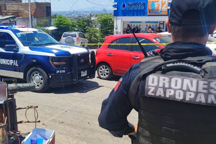 Vehículo se impacta contra puesto de tacos; cinco lesionados