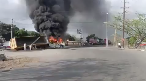 Reportan quema de vehículos tras enfrentamiento en Tecomán