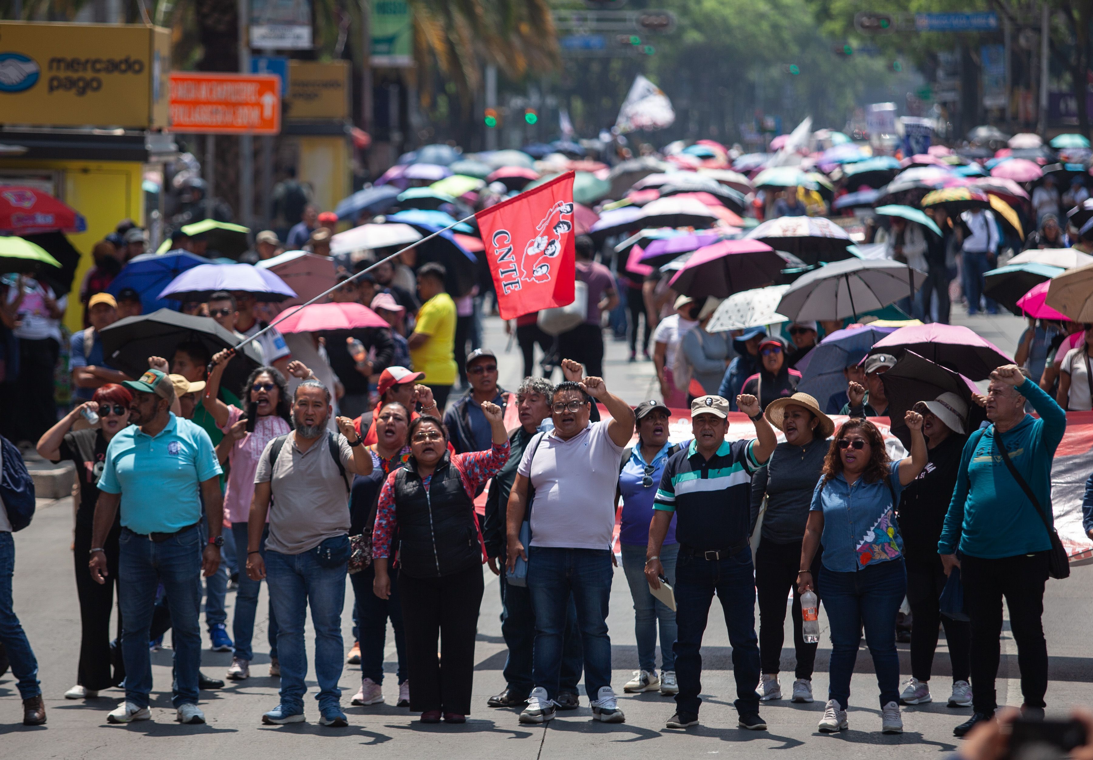 CNTE escala protestas y toma el aeropuerto de Oaxaca