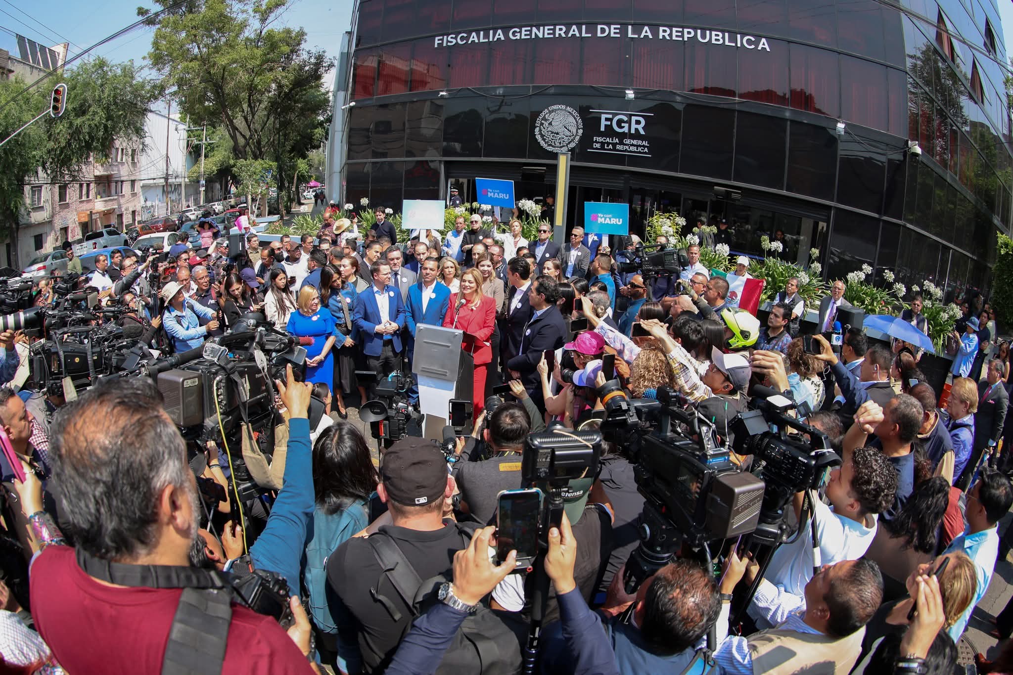 Maru Campos declaró ante la FGR arropada por el PAN