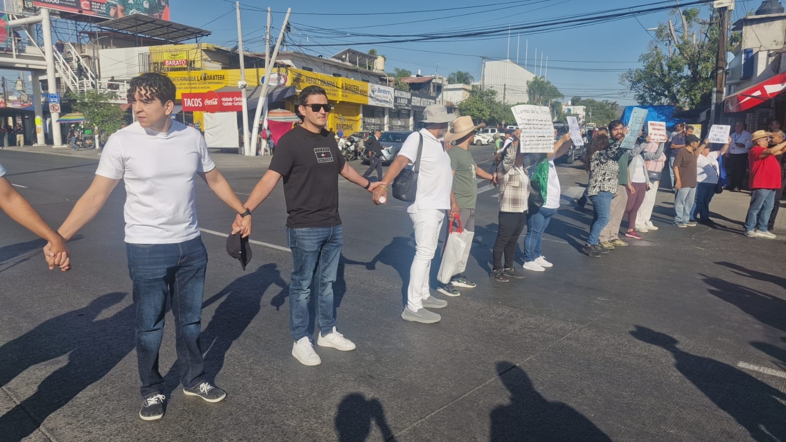 Cierran vecinos de Zapopan López Mateos para exigir solución ante falta de agua
