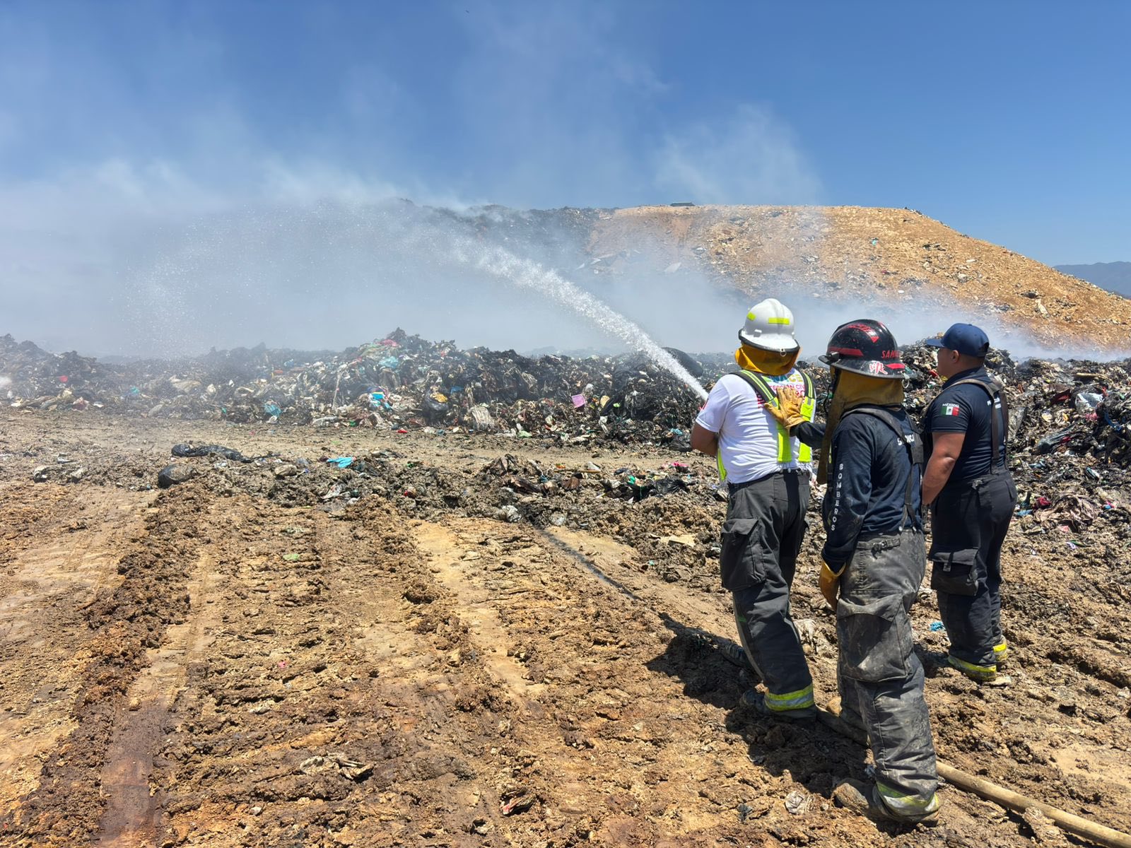 Continúa combate a incendio en vertedero de Puerto Vallarta