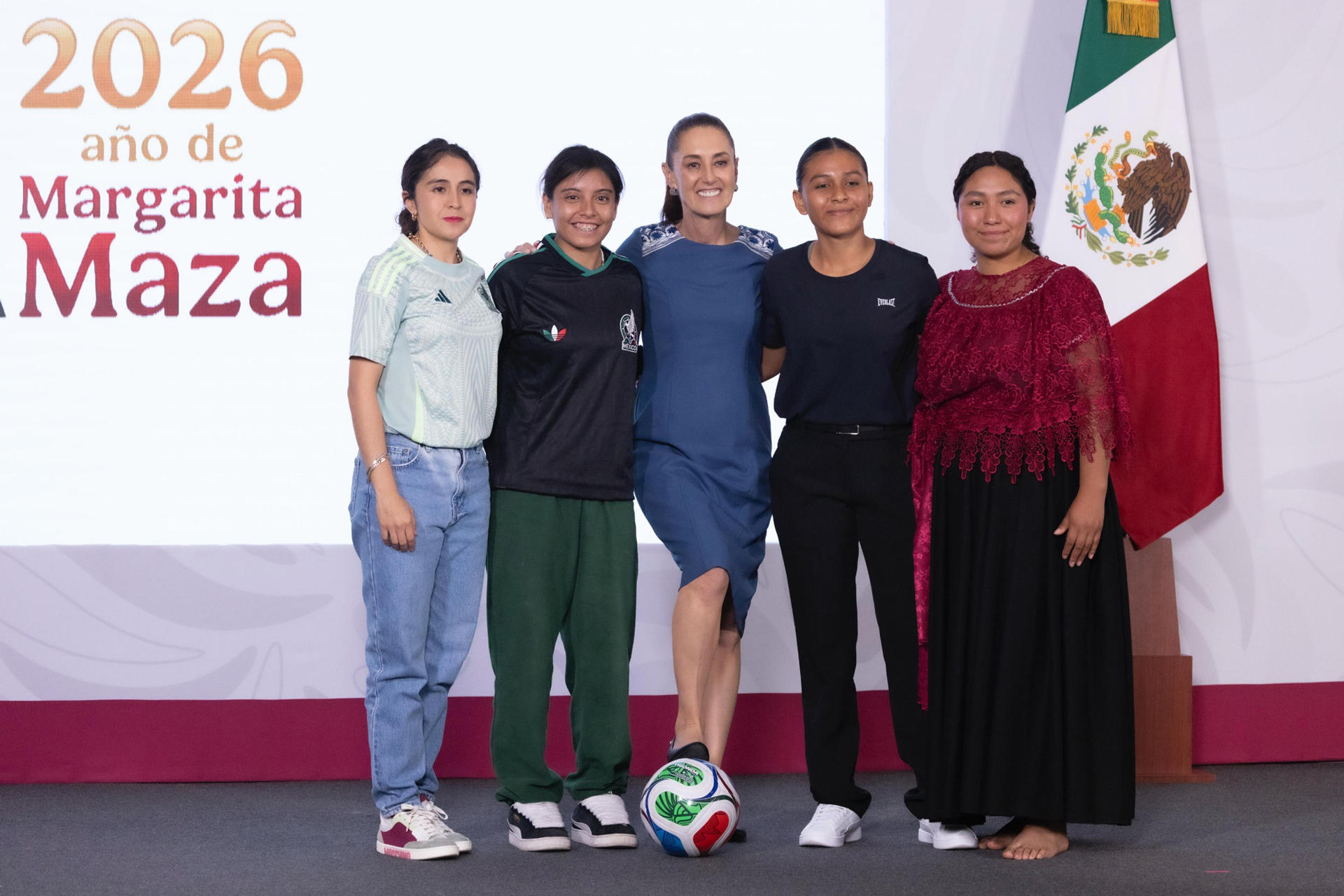 Entrega Sheinbaum boleto 0001 para juego inaugural del mundial 2026