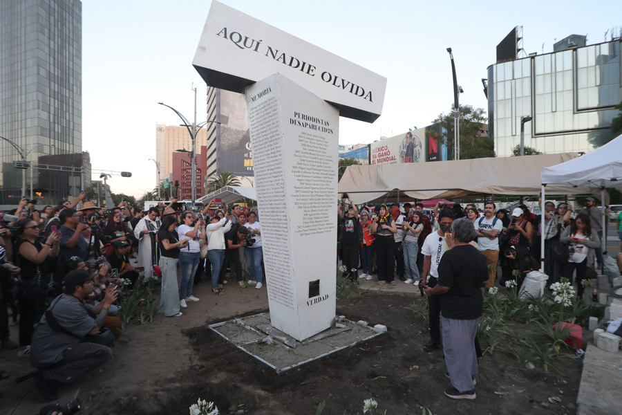 Instalan antimonumento en memoria de periodistas asesinados en México