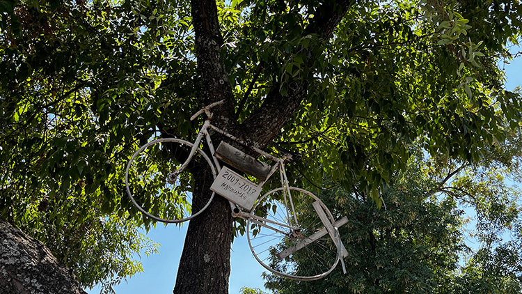 Instalan bicicleta blanca en memoria de ciclista y exigen justicia por su muerte