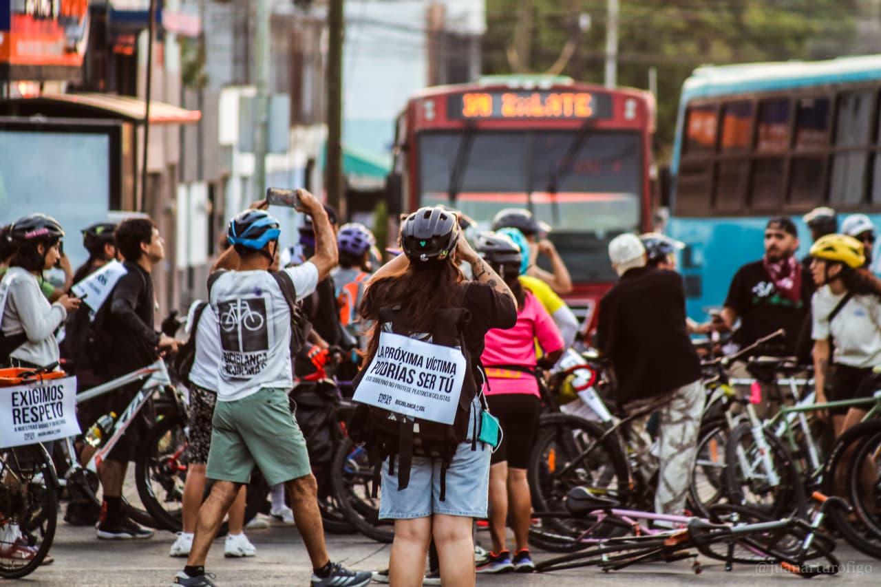 Instalan bici blanca en memoria de ciclista