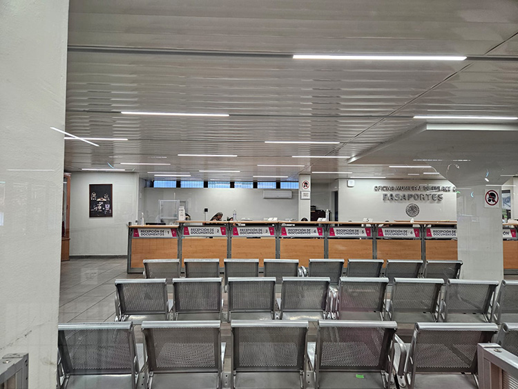 Trámite de pasaportes en Plaza Guadalajara, detenidos por renovación tecnológica