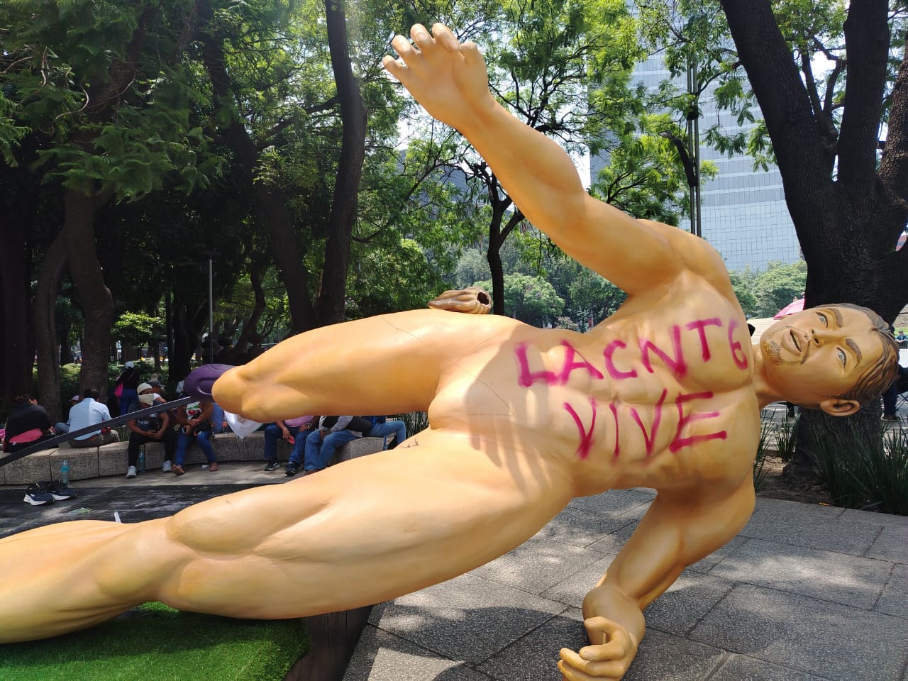 CNTE vandaliza Paseo de la Reforma
