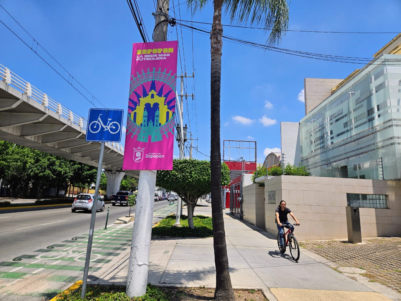 Zapopan incumple su propio reglamento de anuncios con pendones del Mundial