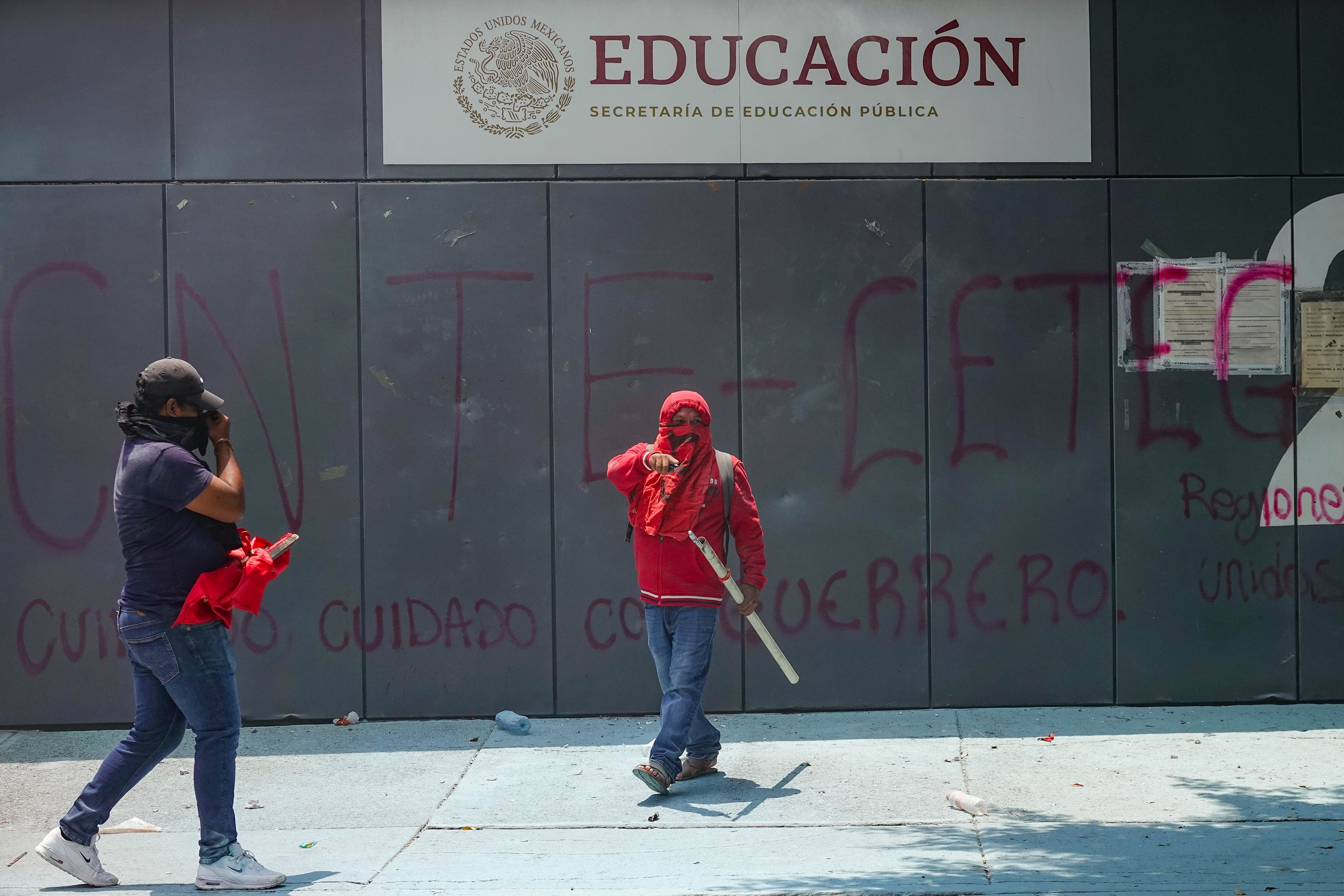 Maestros de Guerrero vandalizan oficinas de la SEP en Cdmx