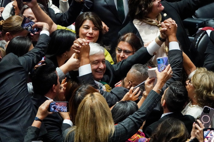 AMLO elogia a Trump y llama vividores a su gabinete