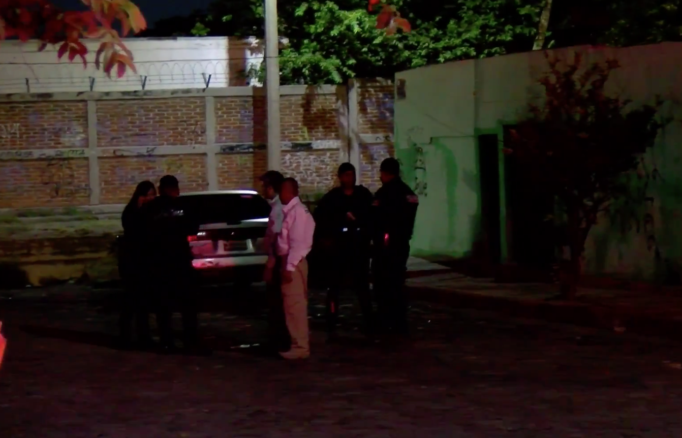 Hallan cuerpo dentro de la cajuela de un vehículo