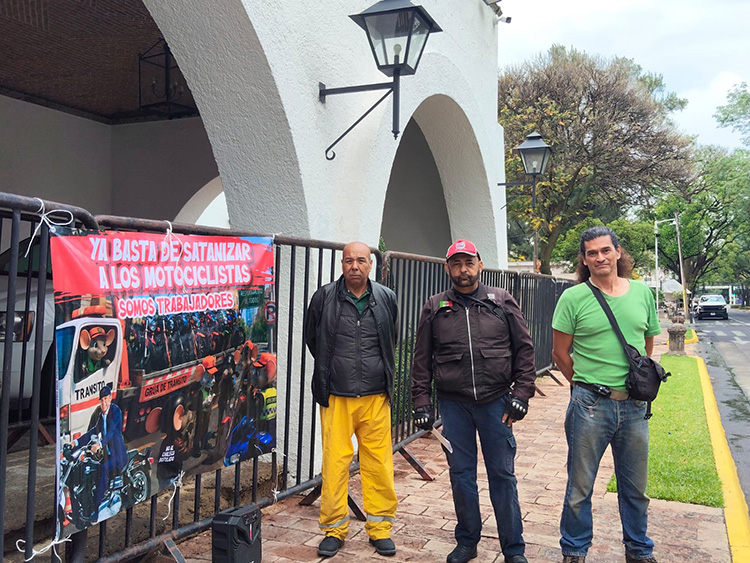 Protestan contra uso obligatorio de chalecos rotulados en Jalisco