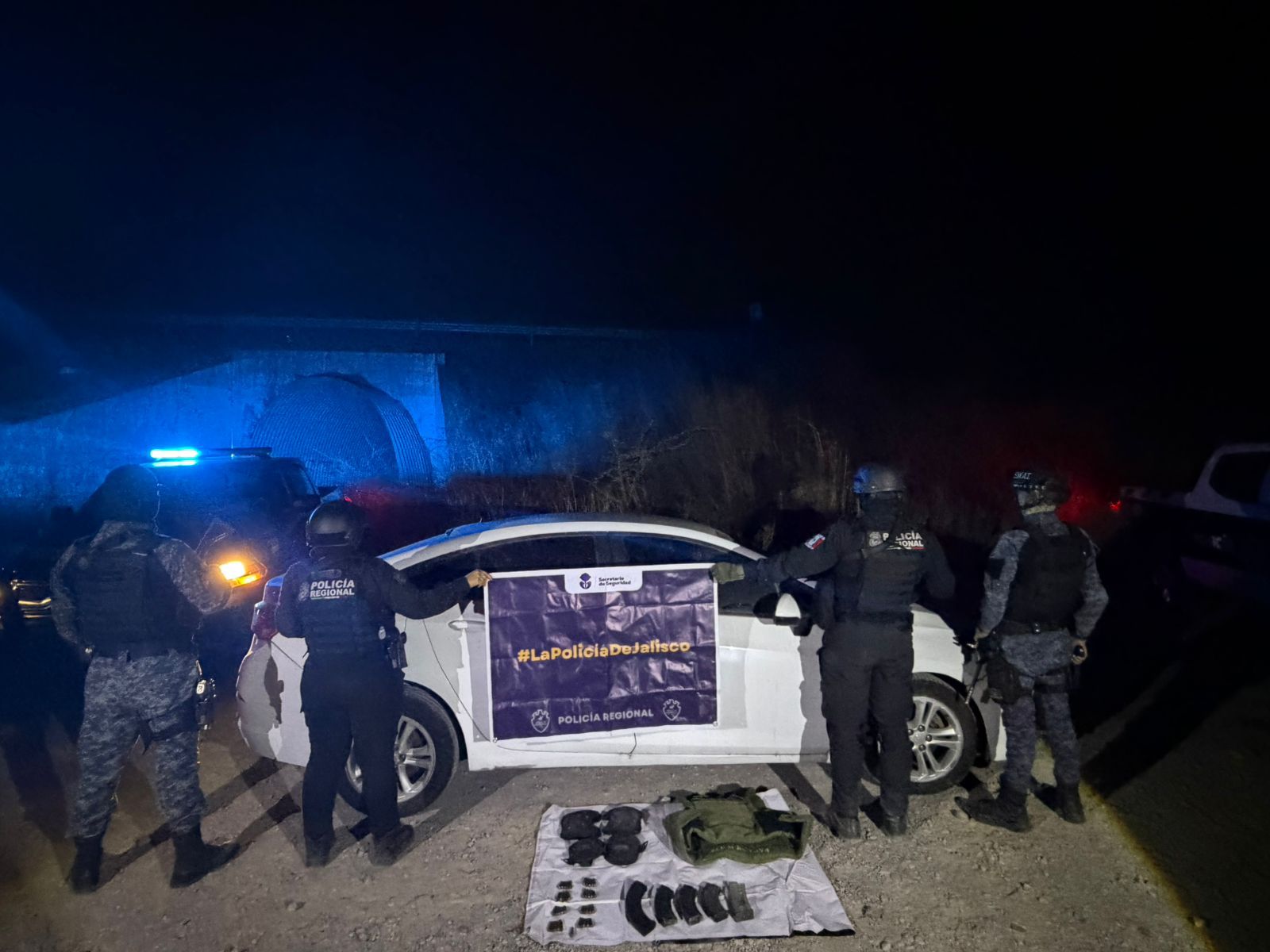 Aseguran cargadores y equipo táctico dentro de vehículo en Teocaltiche