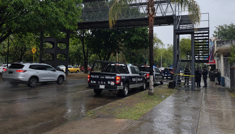 Hallan sin vida a un hombre sobre puente peatonal