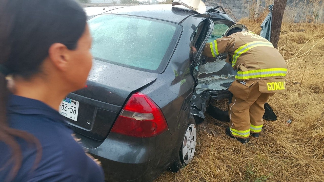 Muere adulto mayor y dos personas resultan lesionadas tras choque