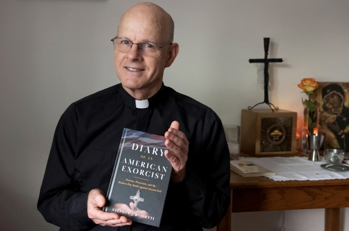 Arzobispo de Washington destituye a exorcista por vincular ovnis con demonios