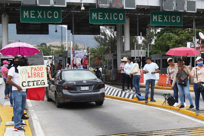 CNTE continúa protestas y toman casetas de peaje
