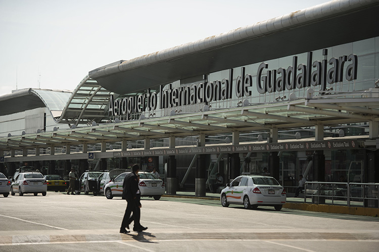 Refuerzan controles sanitarios internacionales en aeropuerto de GDL