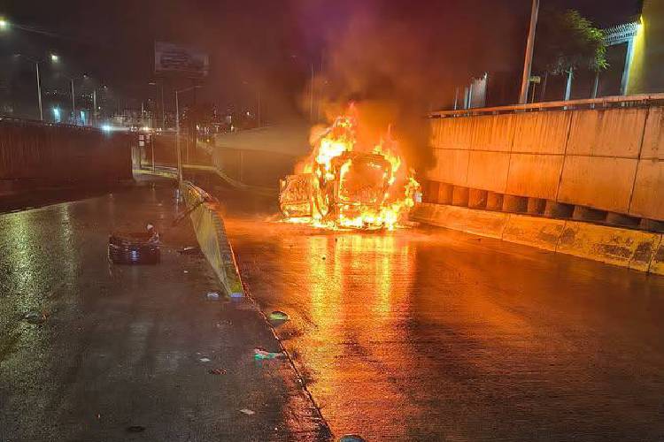 Vuelca e incendia camioneta
