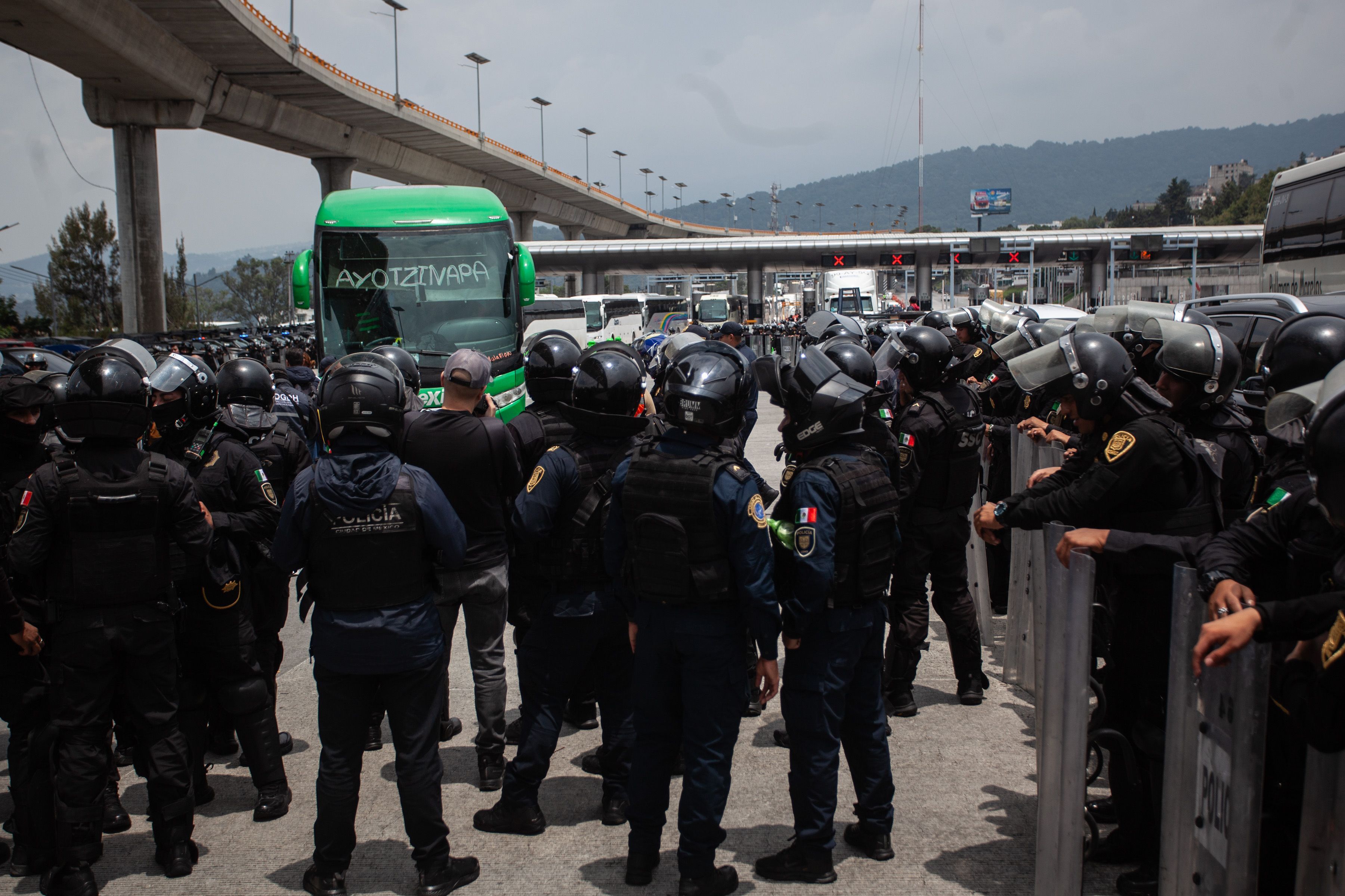 Policía frena a normalistas de Ayotzinapa en Cdmx