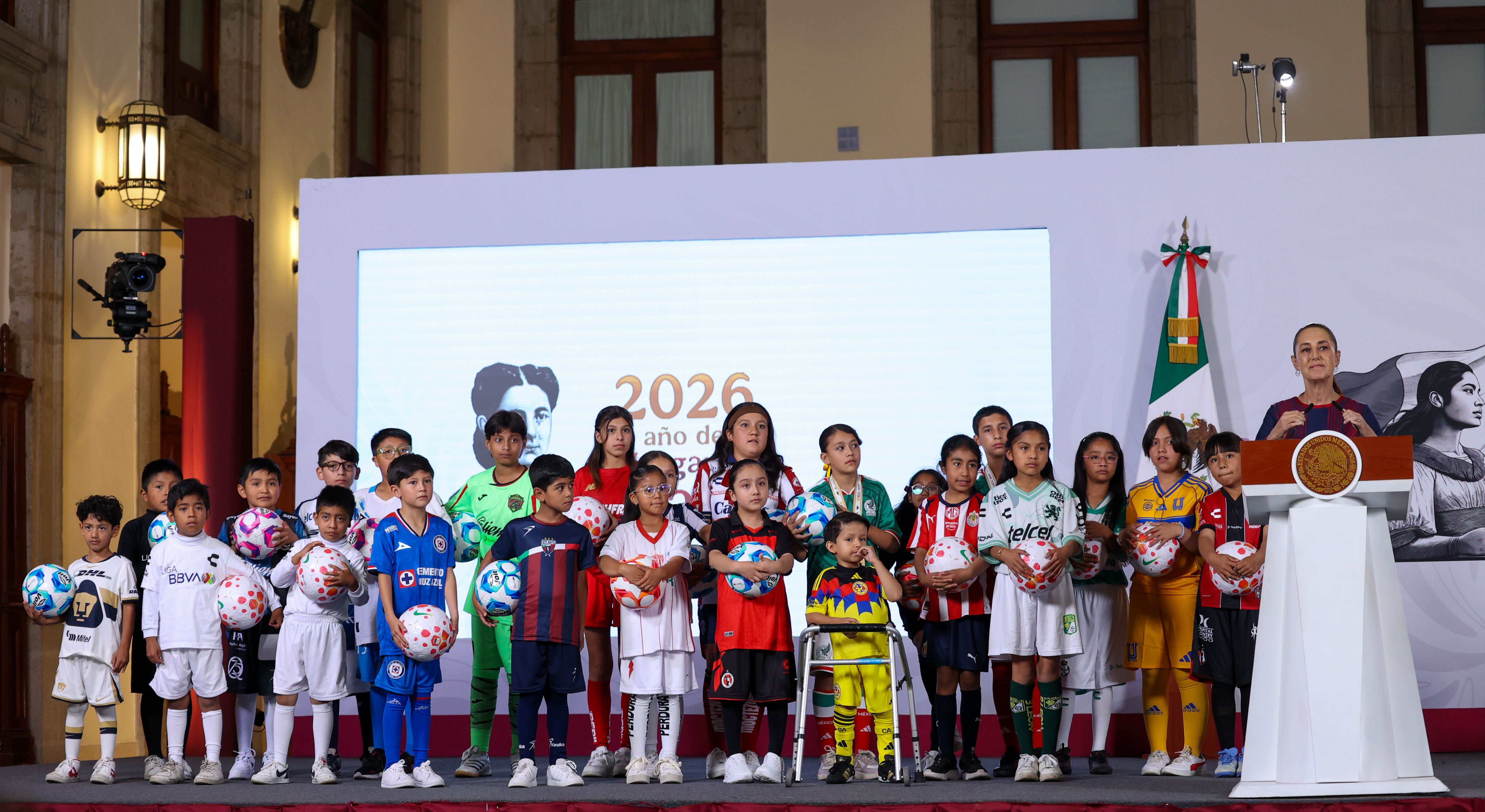 Clubes de futbol abrirán escuelas para niños tras propuesta de Sheinbaum