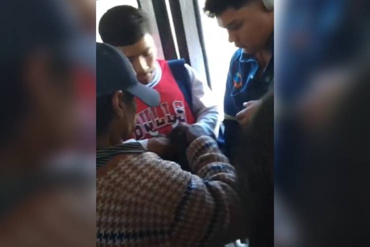 Pasajeros someten a ladrón en unidad de Mi Macro