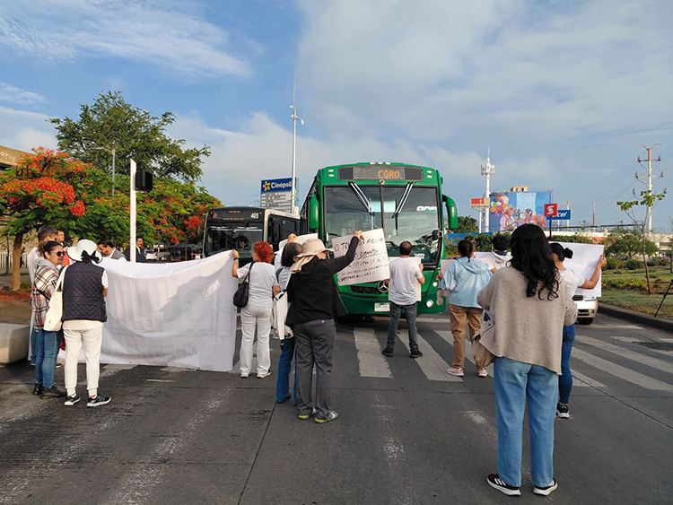 Protestan por agua turbia en glorieta La Normal
