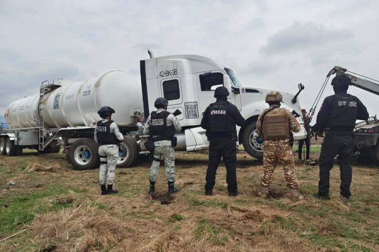 Clausuran tomas clandestinas y aseguran 25 mil litros de combustible en Zapotlanejo